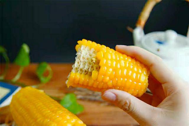 做法|煮玉米,用清水是“外行”,多加这2种调料,玉米个个香甜又软糯