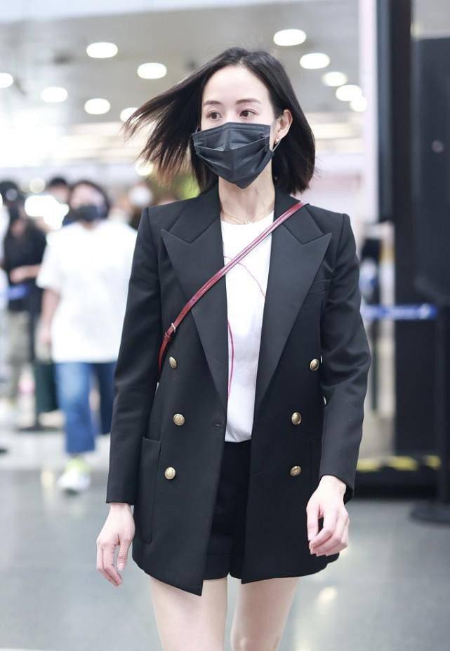 显得|有张钧甯的腿真不怕看，西装都穿成下衣失踪，配运动鞋好似学生妹