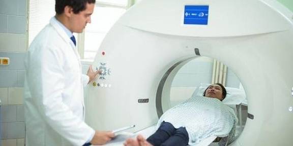 红细胞|尿蛋白、肌酐等指标轻微超标，事儿大吗？最后2个指标有大害