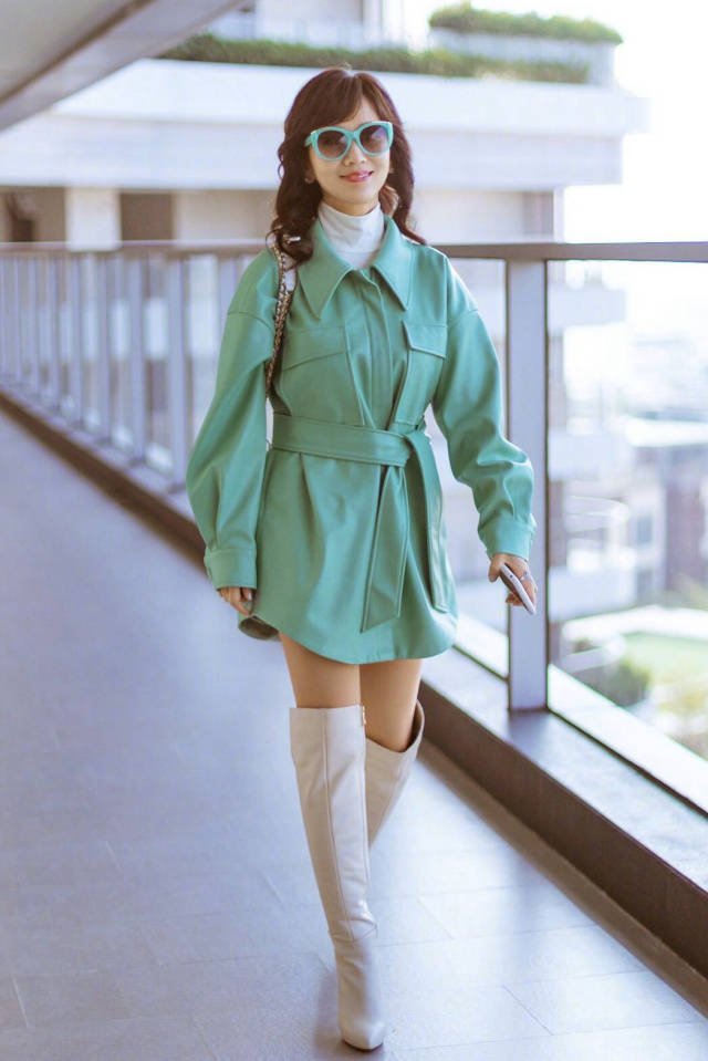 眼镜框|赵雅芝还是那个“白娘子”，穿绿色皮衣太时髦，造型堪比时装秀