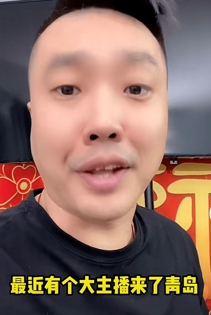 原创网红姜涛吐槽青岛饺子太贵遭当地市民气愤围堵闹到出动民警