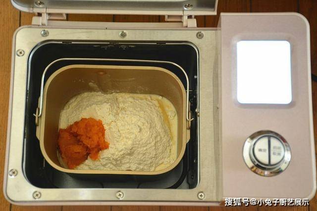 美食|南瓜别再蒸着吃了，加在面粉里做成吐司，又香又柔软，早餐就它了