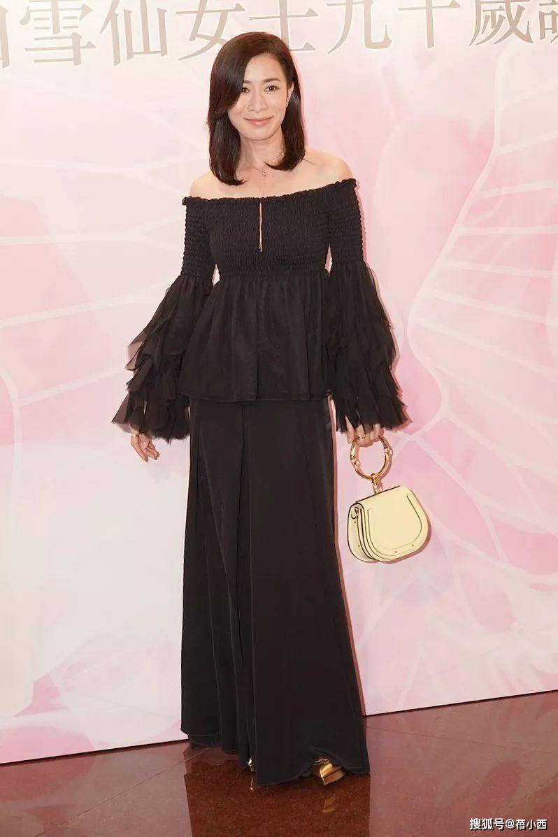 亮点|佘诗曼气质在根本不用扮嫩，穿T恤配阔腿裤走机场，哪像75年的？