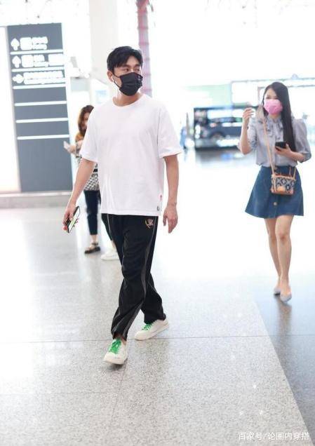 个性|伊能静与秦昊牵手亮相机场，穿牛仔半裙超减龄，53岁也有少女感