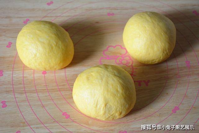 美食|南瓜别再蒸着吃了，加在面粉里做成吐司，又香又柔软，早餐就它了