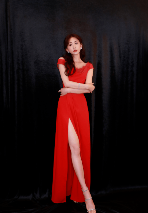 黑色|日本媳妇林志玲真会穿,穿黑色连衣裙高挑时髦,端庄优雅真有气质