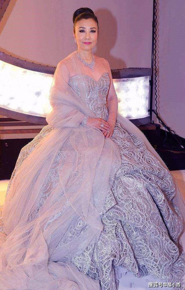 活动|汪明荃73岁又怎样?穿搭、发型、妆容都精致,气质在不用刻意扮嫩