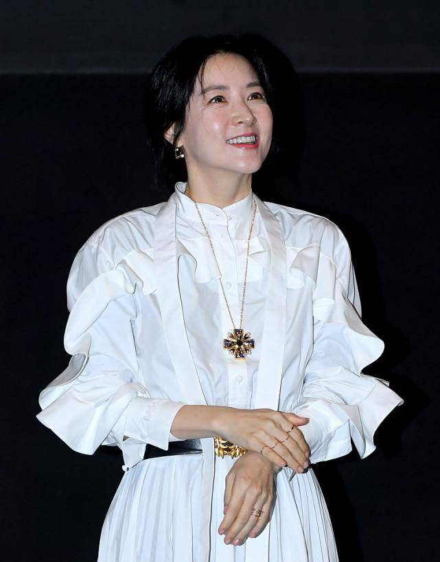 白裙|李英爱还是那个“大长今”，穿白裙的样子好清纯，长相也挺水嫩的