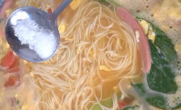 卫生状况|1把面条,4个鸡蛋,再加配菜,简单制作营养早餐面。