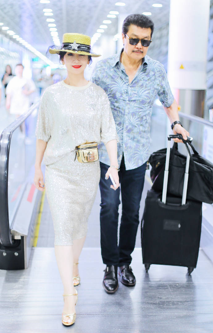 鱼尾|赵雅芝踩“细针”走活动,波光鱼尾裙不显老,身材瘦得惹人疼