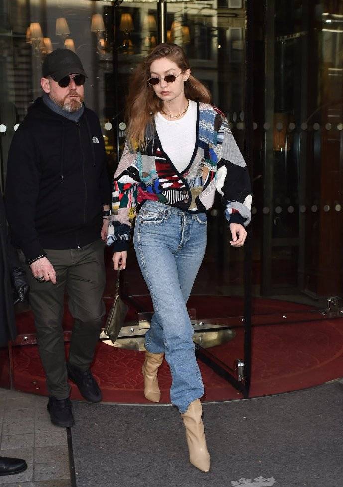 视觉|超模吉吉比贝拉更会穿？吉吉穿白衬衫走街头风，贝拉穿夹克太显胖