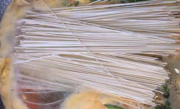 卫生状况|1把面条,4个鸡蛋,再加配菜,简单制作营养早餐面。