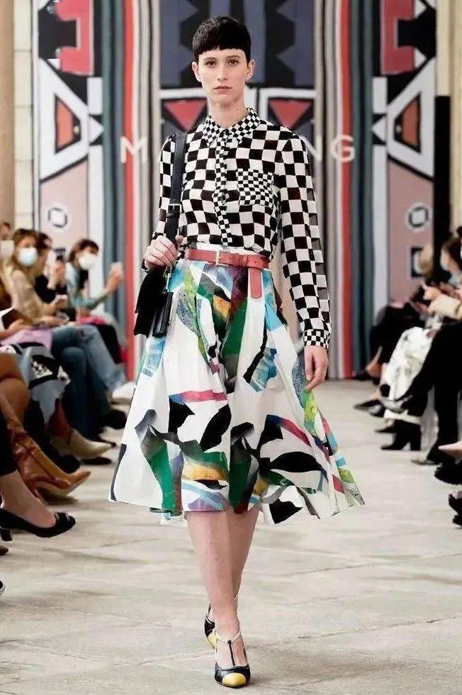 白和|刘雯私服好绝,棋盘格+牛仔裤百搭又显瘦!