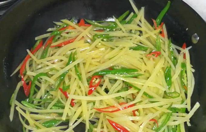 如何炒土豆丝 新手教程 4f29eb9362cd4a119896f0eddad80d04.jpeg