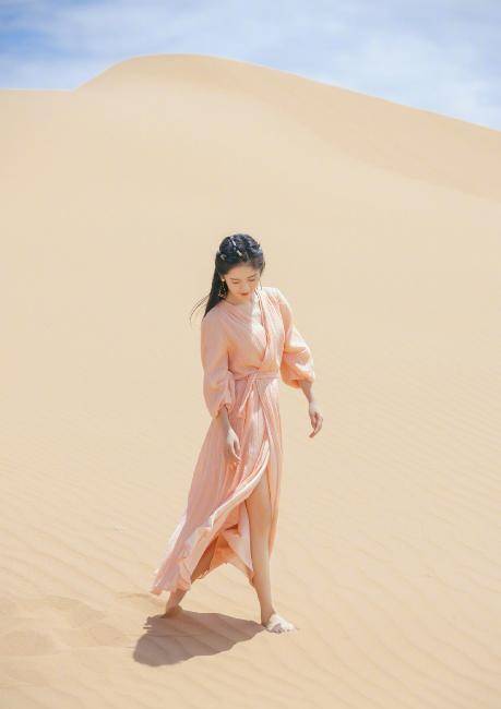 颜色|谢娜都孩子妈了还那么大玩心,沙漠上尽情摆poss,看着真“魅”