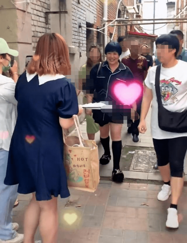 袜子|郭德纲老婆出行被要签名，玩下衣失踪穿长袜，胖也胖的这么时髦！