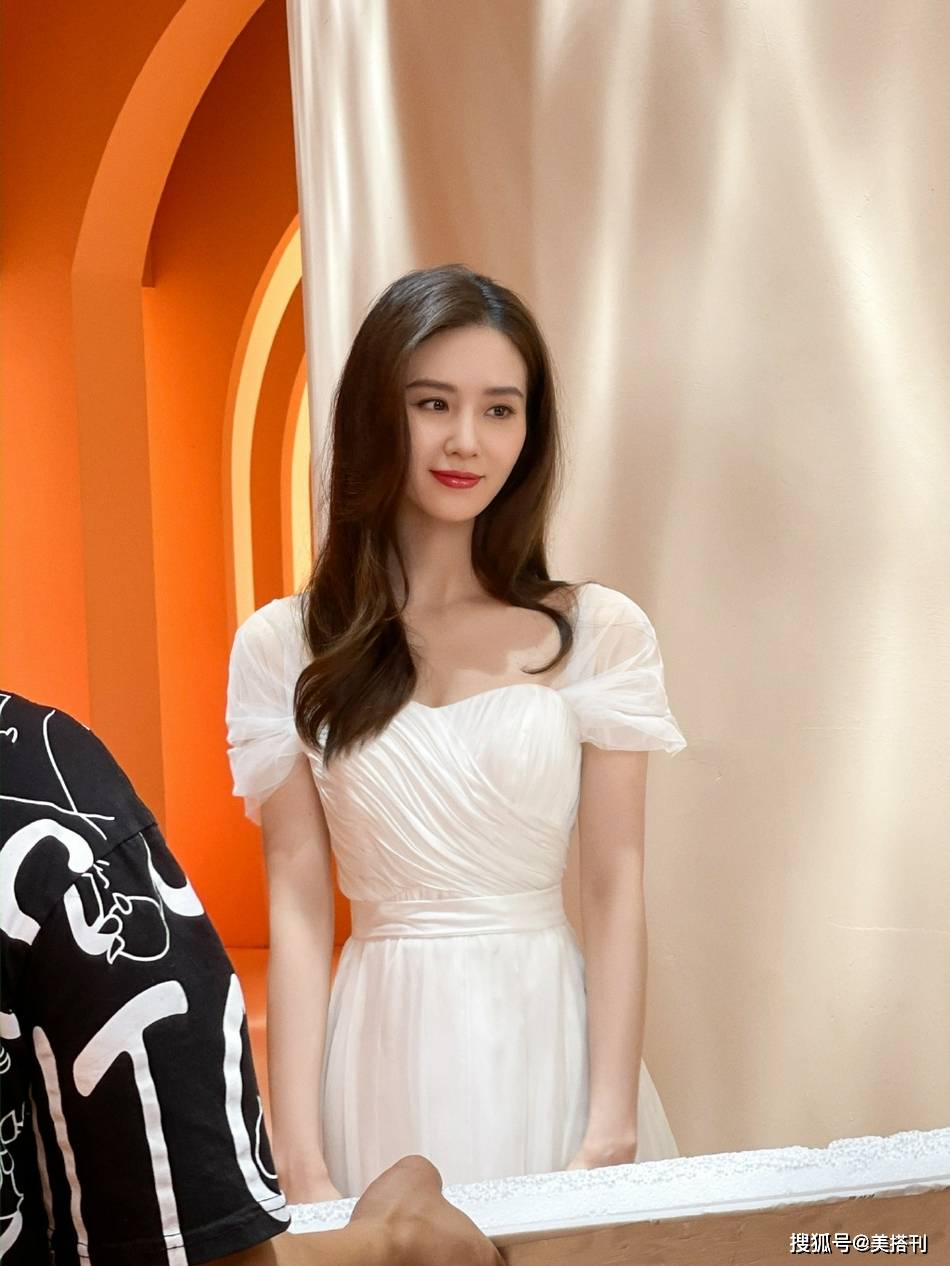 颜比正|刘诗诗就应该多多穿白裙,最新广告花絮变小仙女,气质舒适又高级