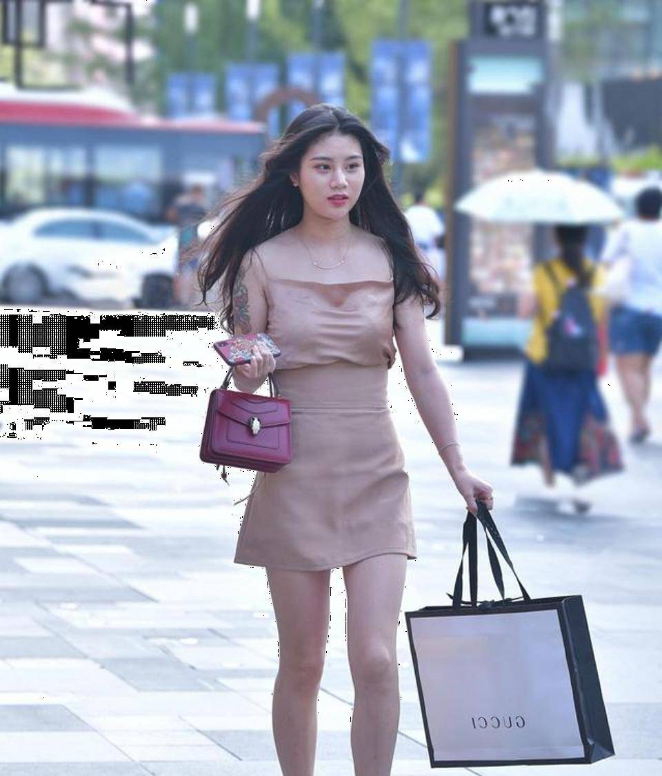 很漂亮|路人街拍，小姐姐连衣裙搭配肉色丝袜，展现成熟女性的魅力