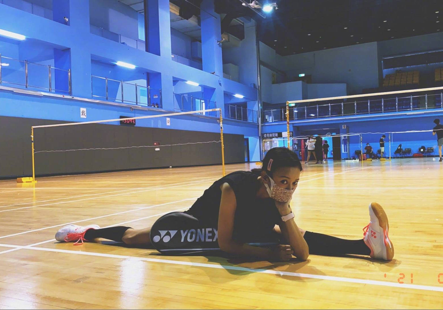 陈意涵晒球场运动照 孕期也练一字马自律满分!