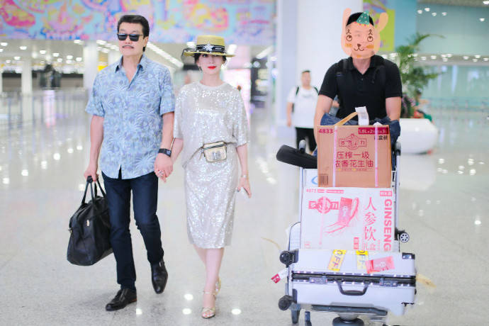 鱼尾|赵雅芝踩“细针”走活动,波光鱼尾裙不显老,身材瘦得惹人疼