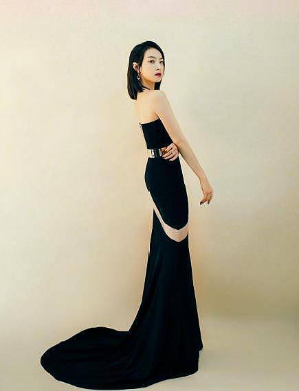 曲线美|宋茜为吸睛真拼!穿抹胸裙秀香肩不够看,还将V领开到肚脐赚眼球