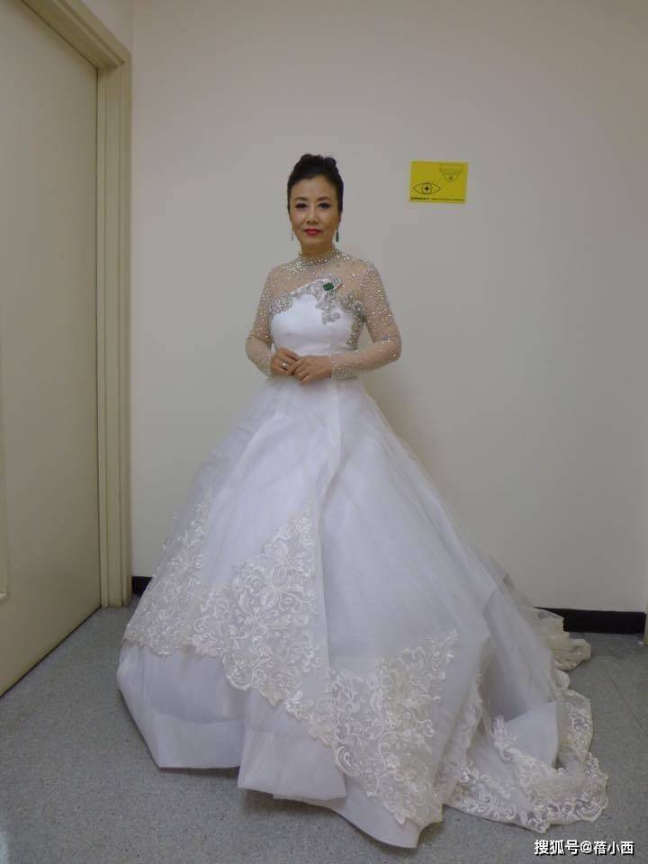 活动|汪明荃73岁又怎样?穿搭、发型、妆容都精致,气质在不用刻意扮嫩