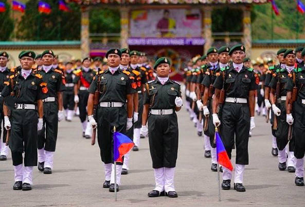 旺楚克|不丹国王戴贝雷帽帅成明星脸!5岁小王储太绅士,穿棕色短袍朴素