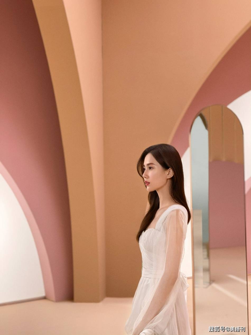颜比正|刘诗诗就应该多多穿白裙,最新广告花絮变小仙女,气质舒适又高级