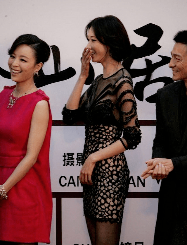 黑色|日本媳妇林志玲真会穿,穿黑色连衣裙高挑时髦,端庄优雅真有气质