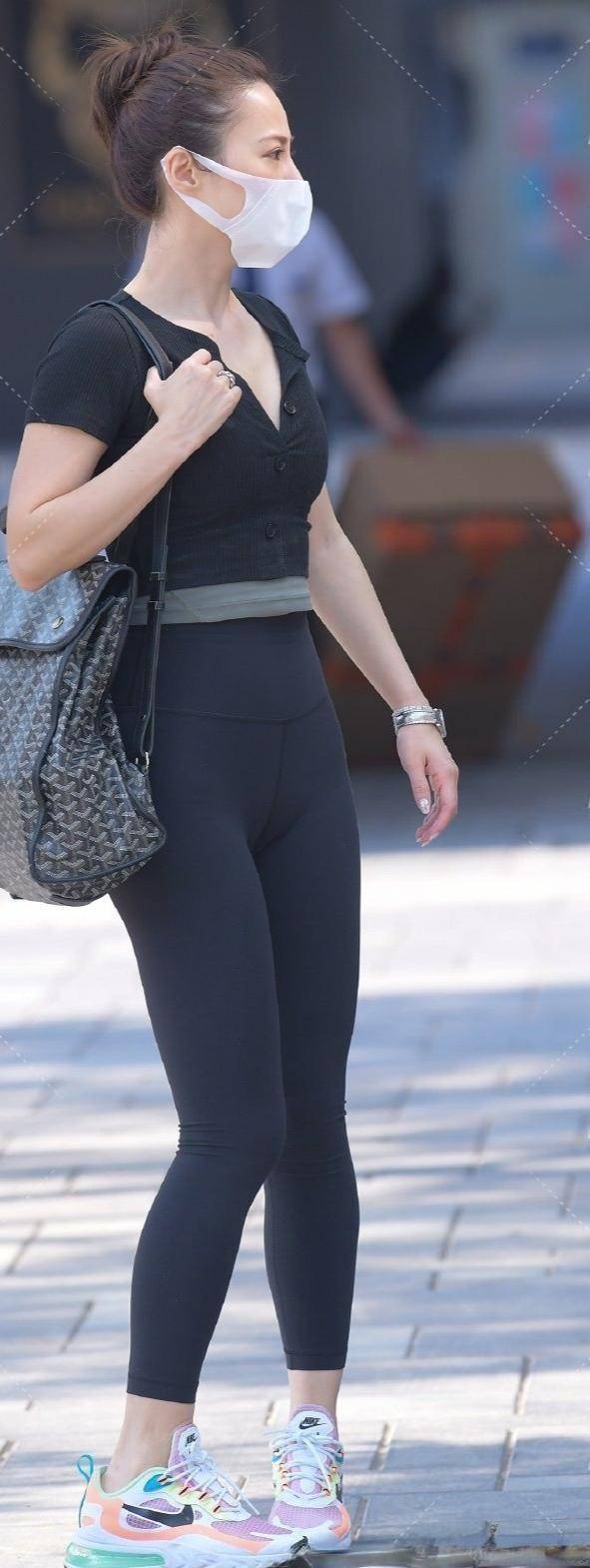 腰带|丰润紧致的瑜伽裤美女，日常着装的风格显得个性又有型，提升气质