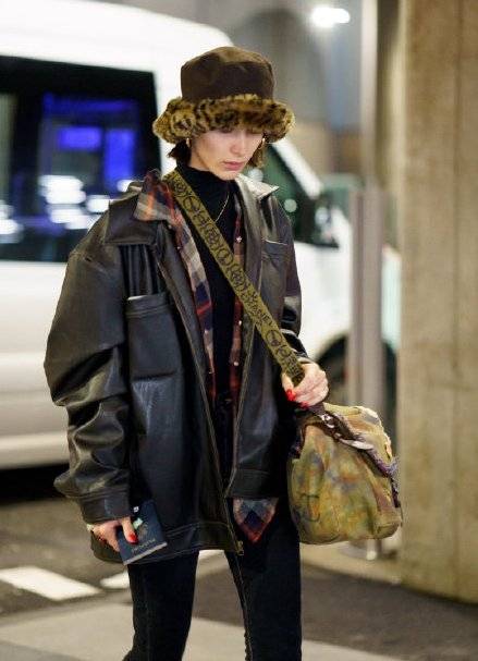 黑色|贝拉将机场当秀场,穿皮衣步伐嚣张特有范,却没2W+香奈儿抢镜