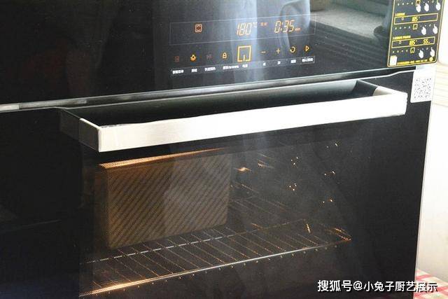 美食|南瓜别再蒸着吃了，加在面粉里做成吐司，又香又柔软，早餐就它了