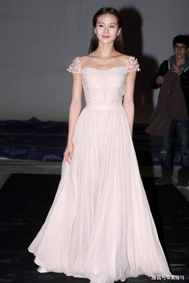 颜比正|刘诗诗就应该多多穿白裙,最新广告花絮变小仙女,气质舒适又高级