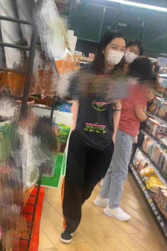 进行|15岁李嫣比王菲还潇洒！穿休闲装跟奶奶逛超市，五官像翻版李亚鹏