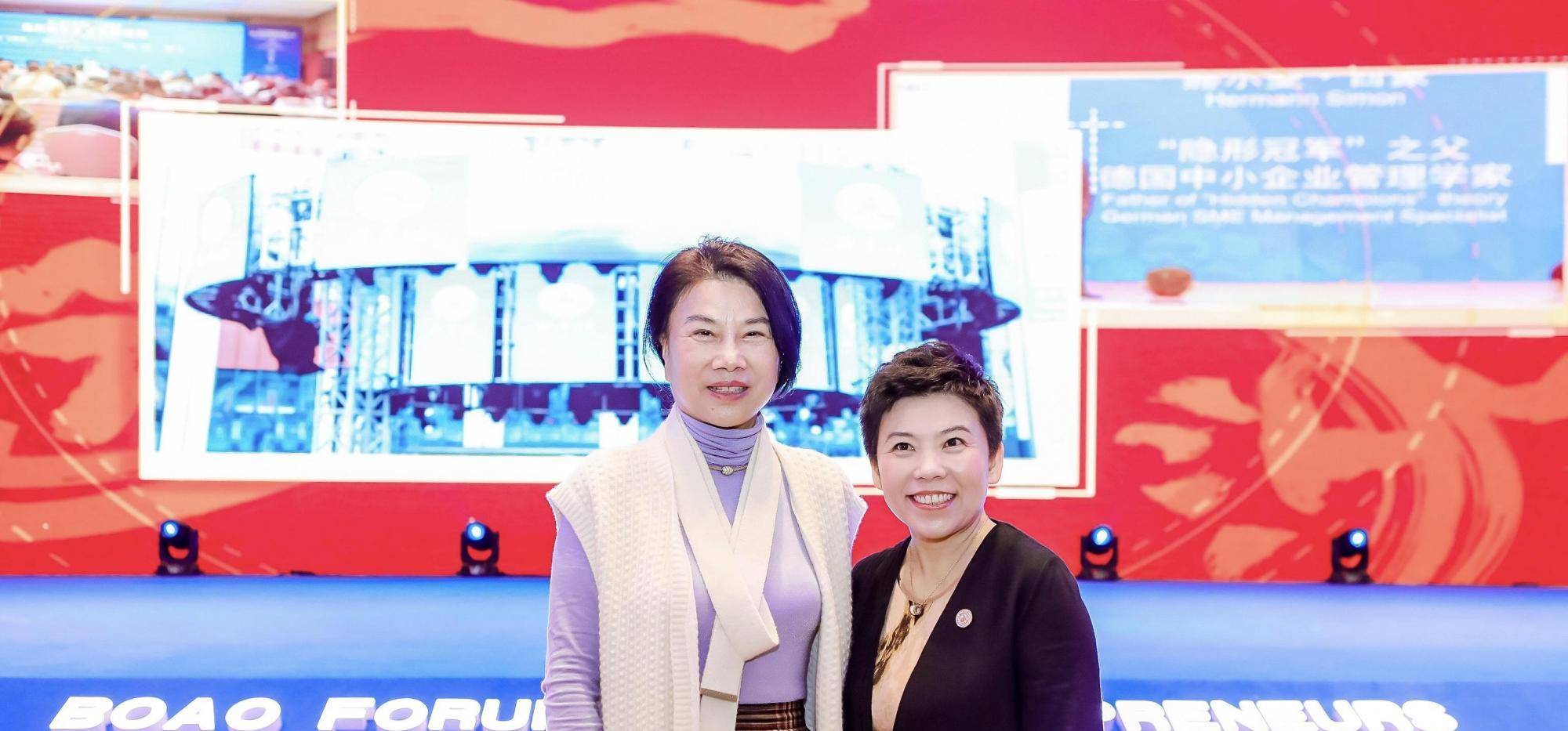 服装|董明珠现在好时髦！红内搭配高腰裤还玩叠穿，只是裤子太皱减了分