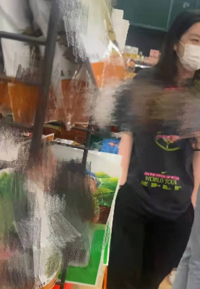 进行|15岁李嫣比王菲还潇洒!穿休闲装跟奶奶逛超市,五官像翻版李亚鹏