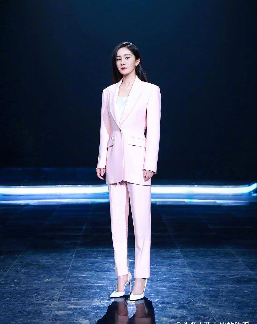 被杨幂惊艳到了!穿西装裙秀出女神风采,好身材让人羡慕