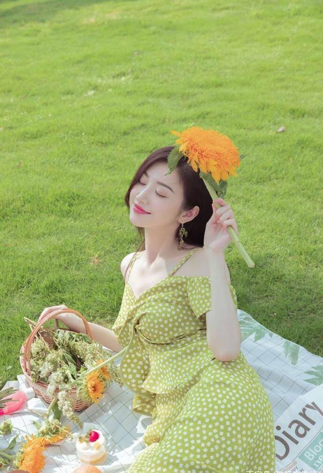 色调|景甜也有软萌的一面，吊带裙打扮显初恋味，很难信她33岁了