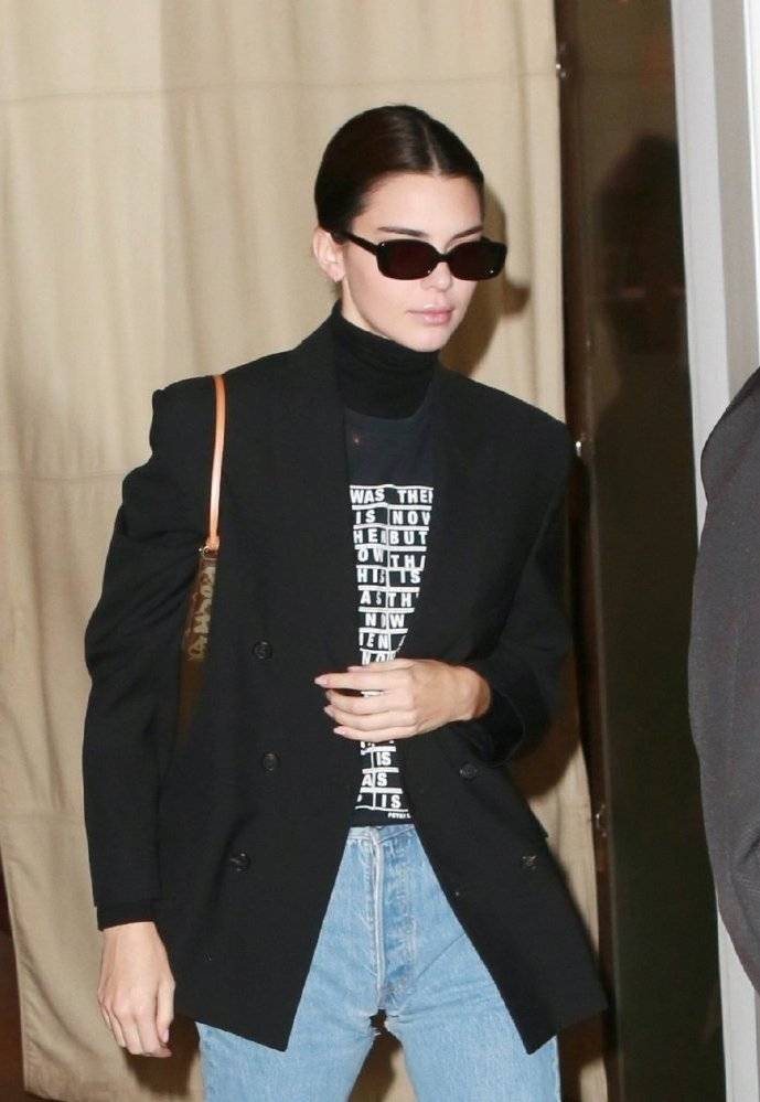 黑色|超模肯豆恋上马丁靴了！穿西装保暖时髦，小包包穿出两米八的气场