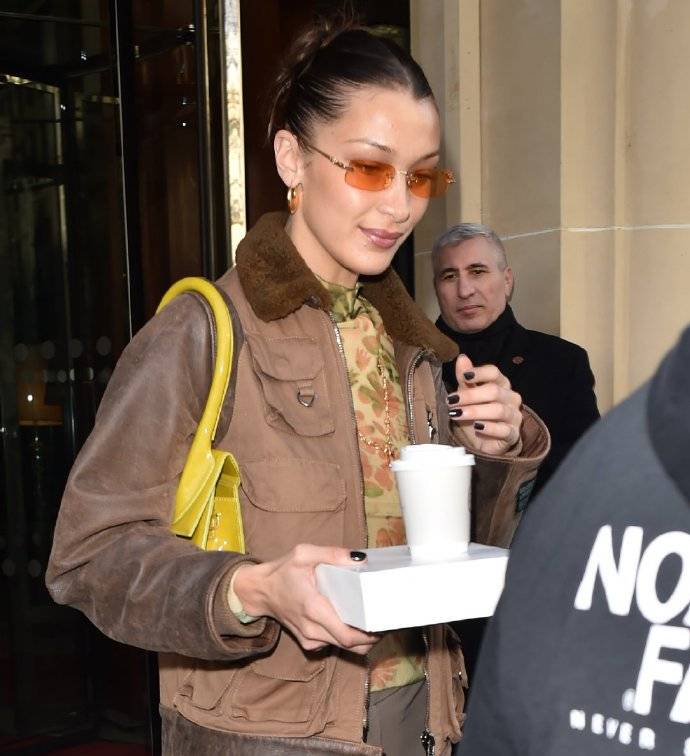 视觉|超模吉吉比贝拉更会穿？吉吉穿白衬衫走街头风，贝拉穿夹克太显胖