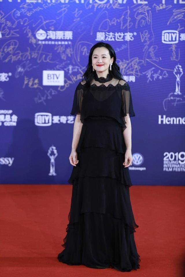 身材|李梦清纯感很强,咏梅端庄大气,两人即便撞衫也各有各的特色