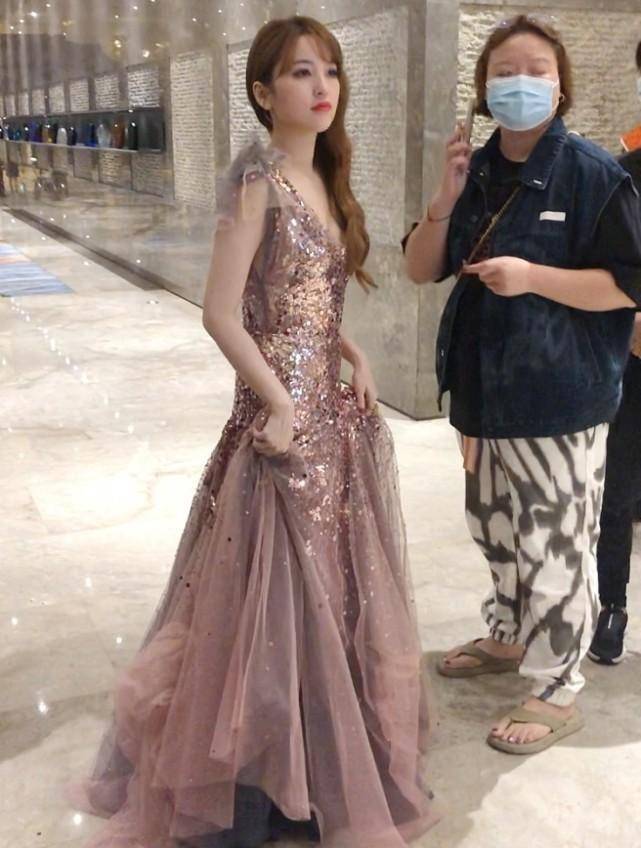 进行|美女就是养眼,金莎鞠婧祎站一起,一个圆润一个瘦,穿裙子都好美
