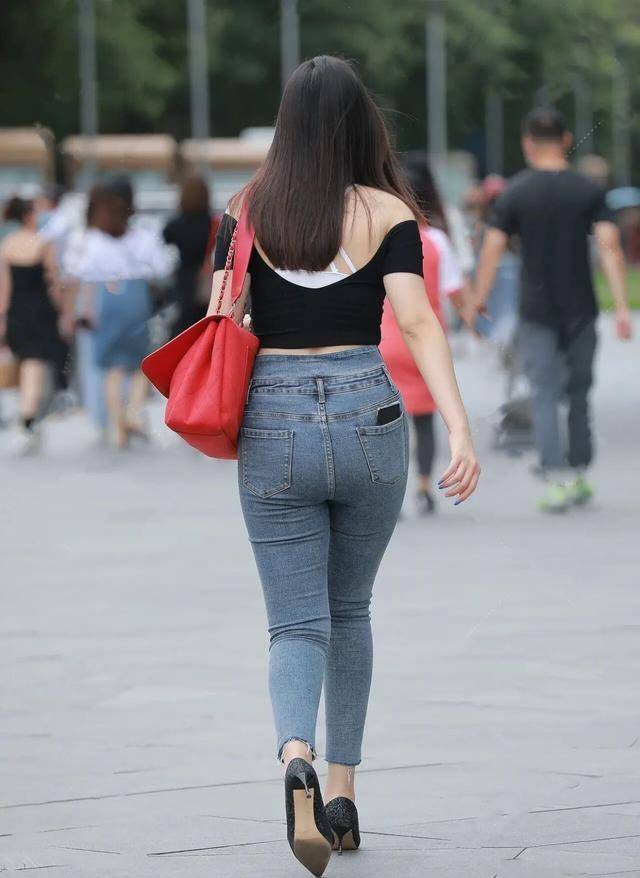 黑色|黑色经典短袖搭配蓝色牛仔打底裤,越来越流行,潮流元素