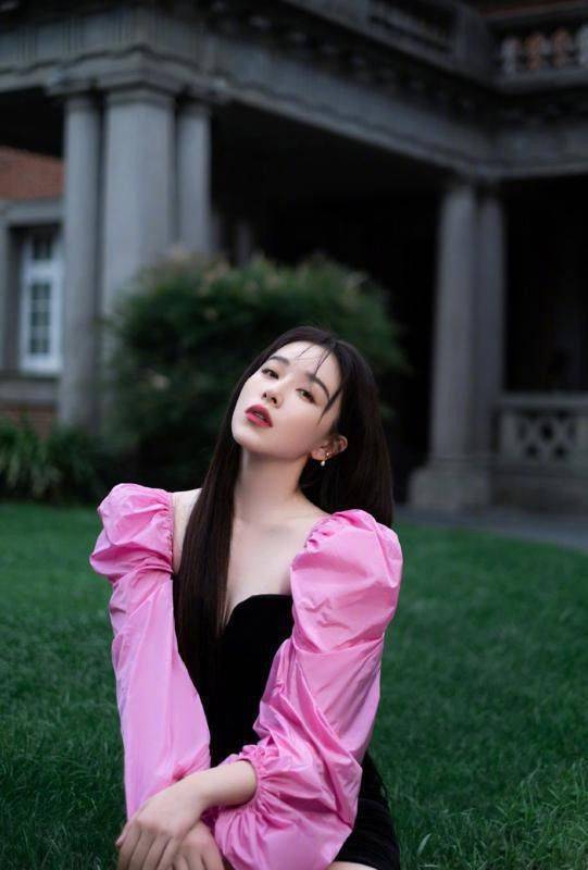 美人|阚清子演绎法式摩登美人,包臀裙都短到大腿根,为了出圈真的拼