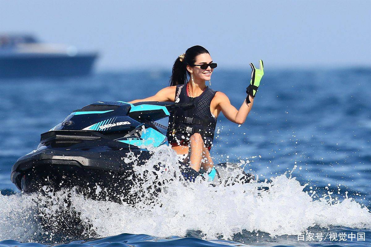 卡戴珊|超模肯豆、贝拉海上游玩穿搭秀,连体衣个性十足,连衣裙性感妩媚