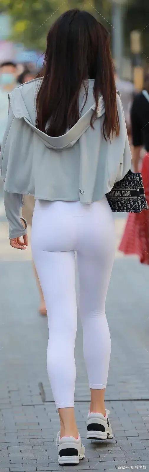 个性|打底裤的造型非常个性，带来姑娘的美好气质，简单服装