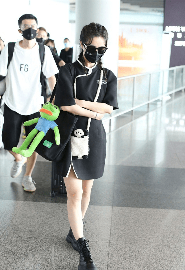 魅力|薇娅不愧是“带货第一人”,穿宽松短旗袍配矮靴,气质真模仿不来