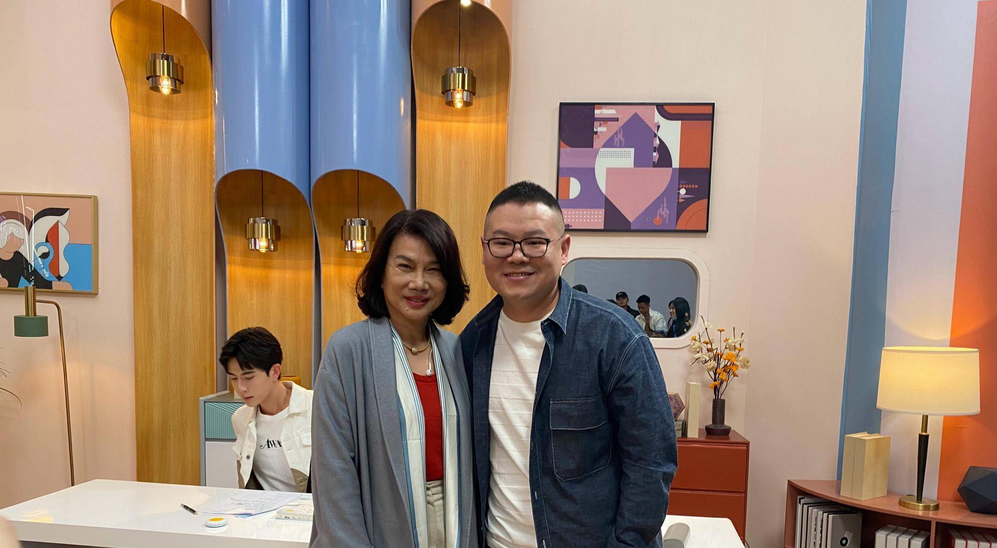 服装|董明珠现在好时髦!红内搭配高腰裤还玩叠穿,只是裤子太皱减了分