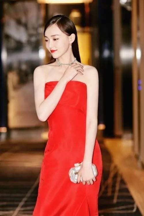 设计|唐嫣升级成为“宝妈”，但身材保持得还这么好，穿上红裙好有魅力