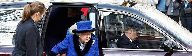 活动|英女王演讲彻底不提梅根!穿高贵优雅的紫裙子,珍珠项链都发黄了